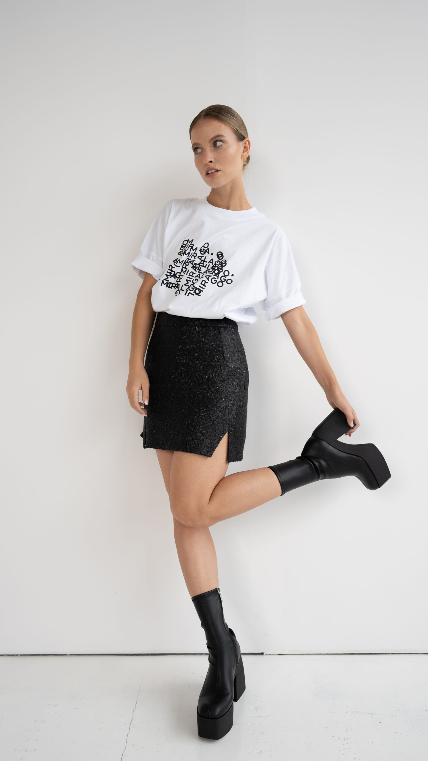 CZARNA CEKINOWA MINI