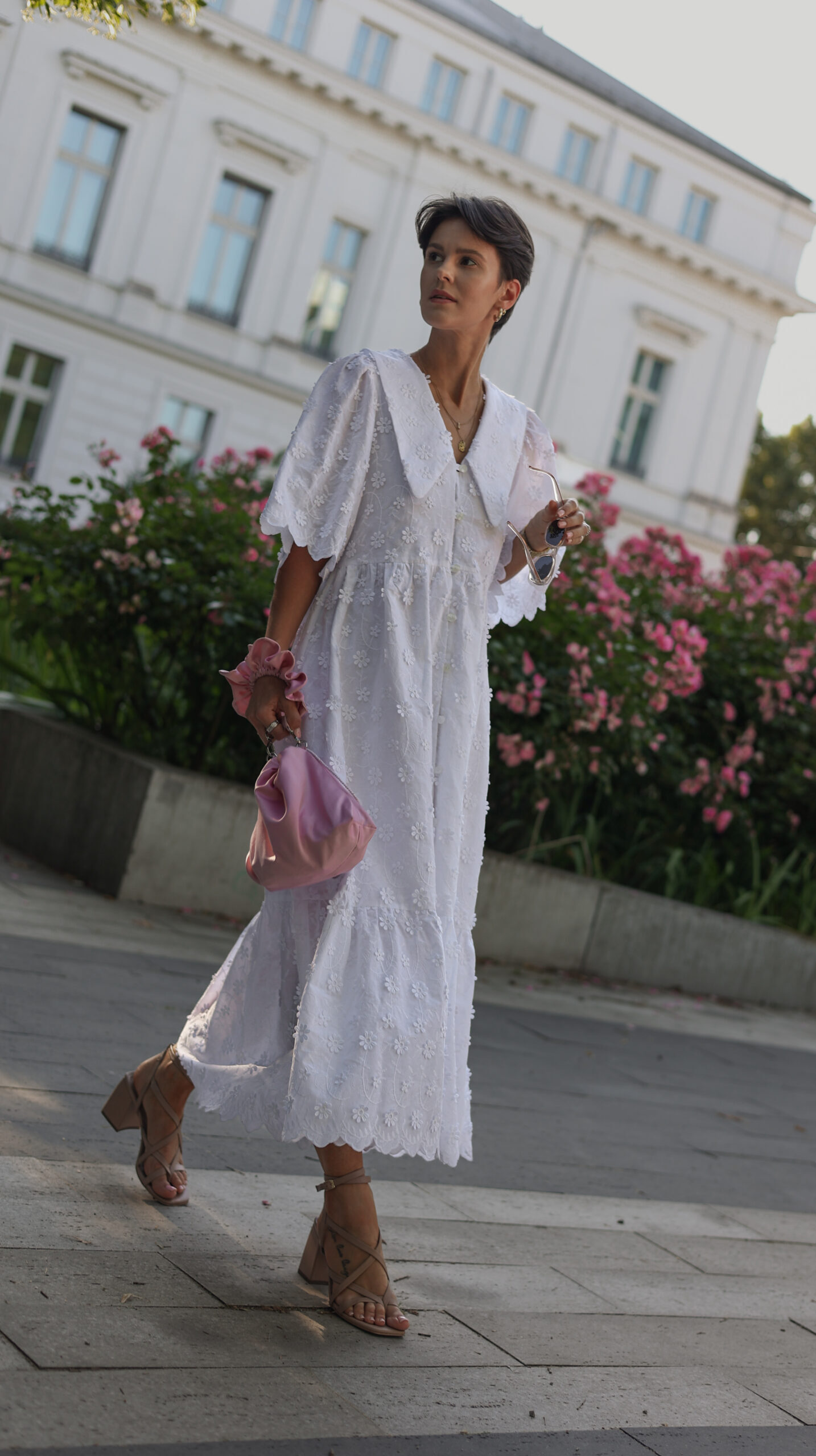 SUKIENKA BIAŁA HAFT STOKROTKI WERSJA I